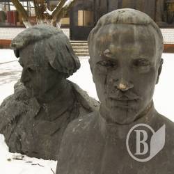 На Алеї героїв в Чернігові знесли два пам’ятники 